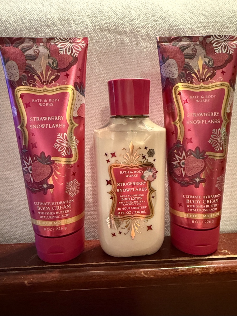 New Bath & Body Works Strawberry Snowflakes Body Care Set - Pink & Cream